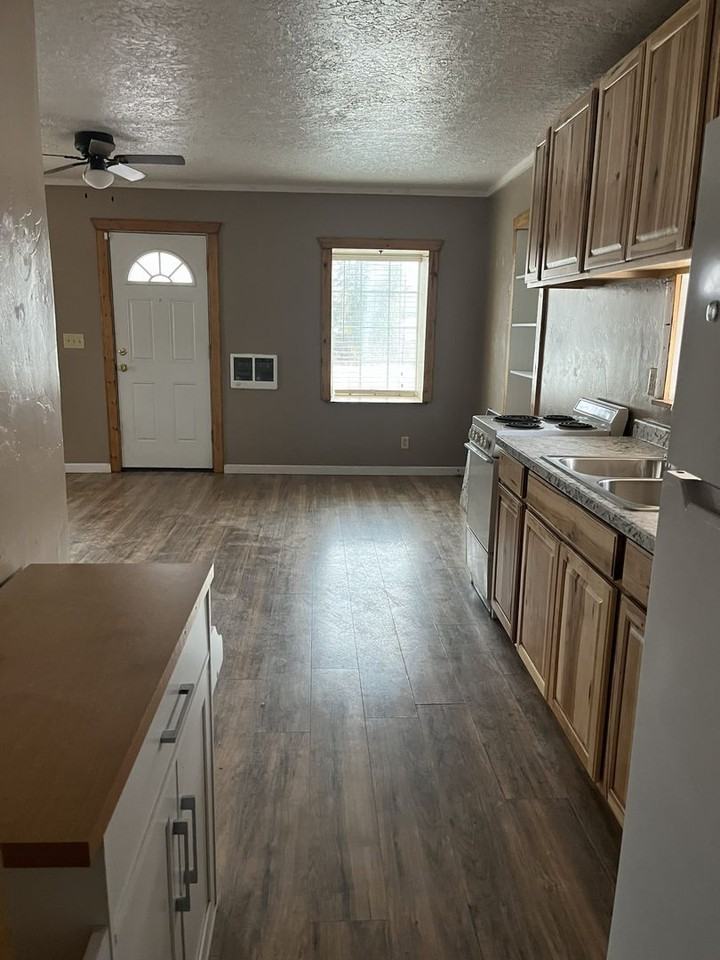 216 7th Ave W - Photo 4 of 12