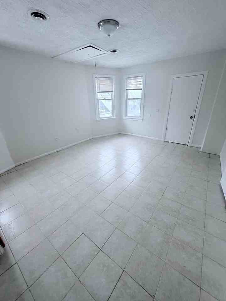 4004 Storer Ave - Photo 4 of 17