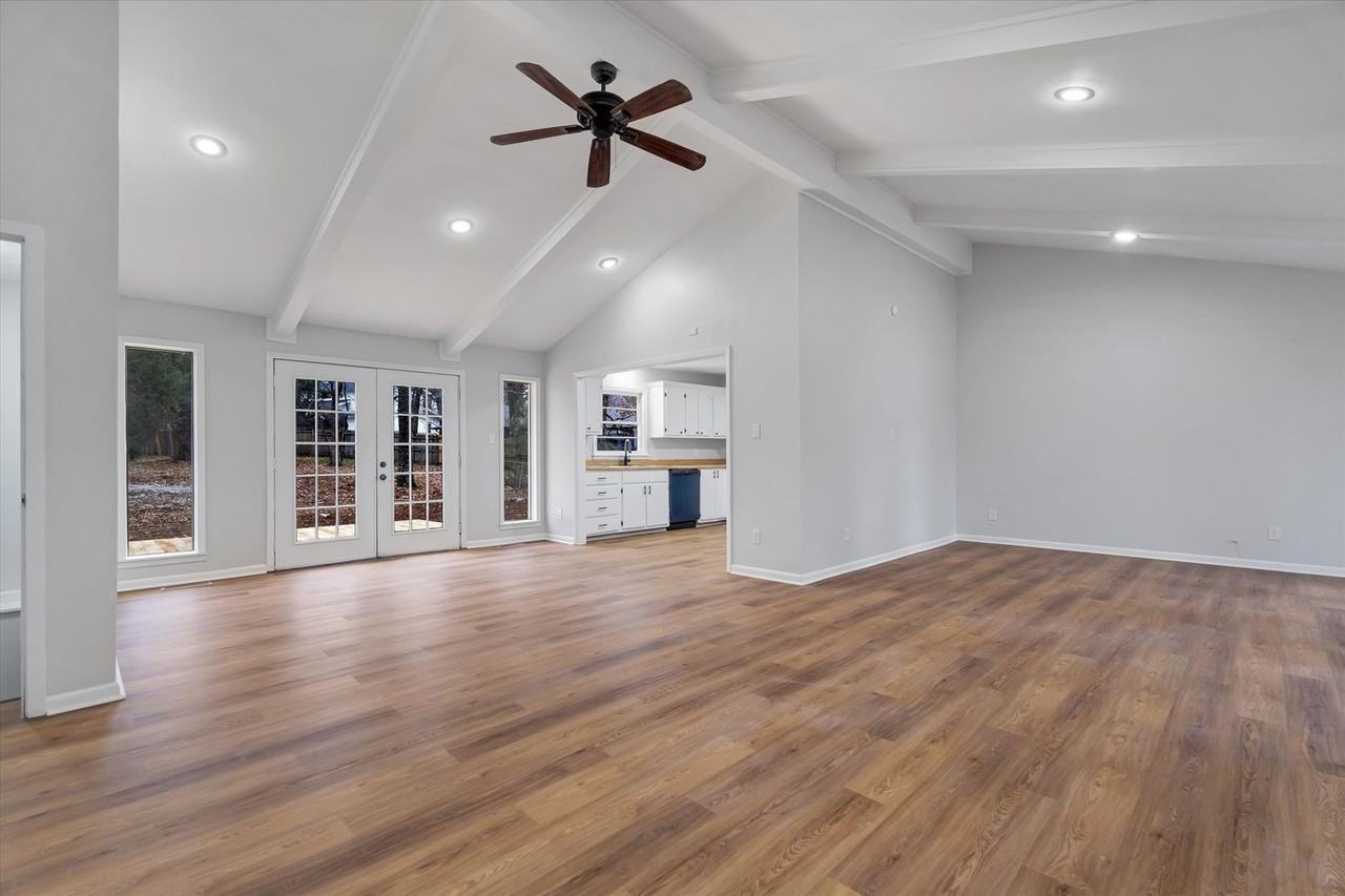 1803 Deerwood Dr - Photo 4 of 15