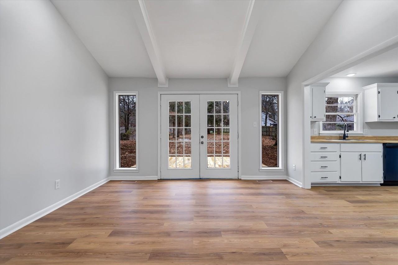 1803 Deerwood Dr - Photo 5 of 15