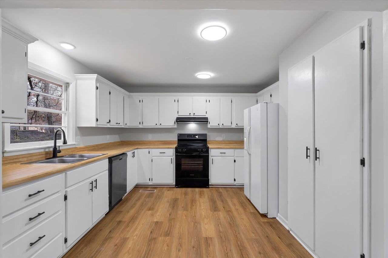 1803 Deerwood Dr - Photo 6 of 15