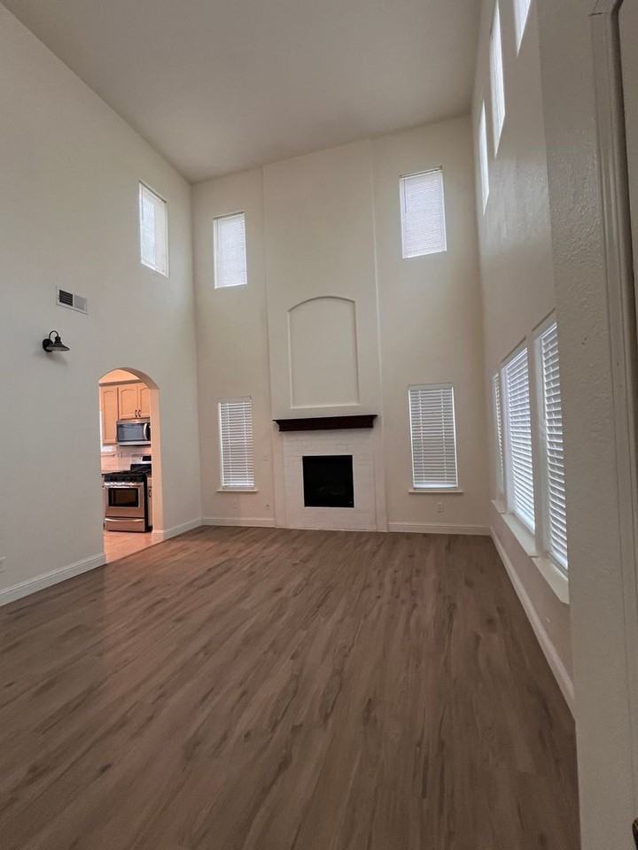 1950 Green Sands Ave - Photo 4 of 20