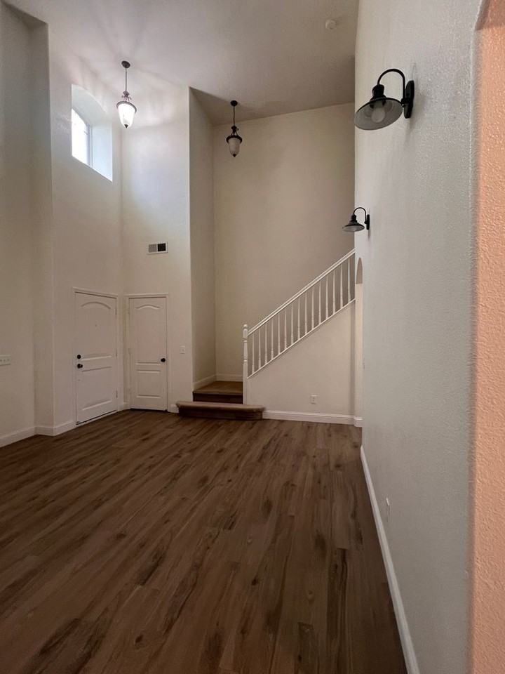 1950 Green Sands Ave - Photo 5 of 20