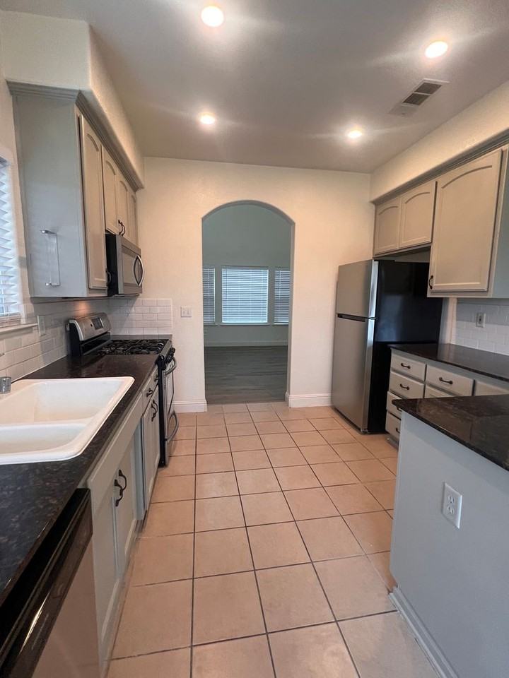 1950 Green Sands Ave - Photo 7 of 20