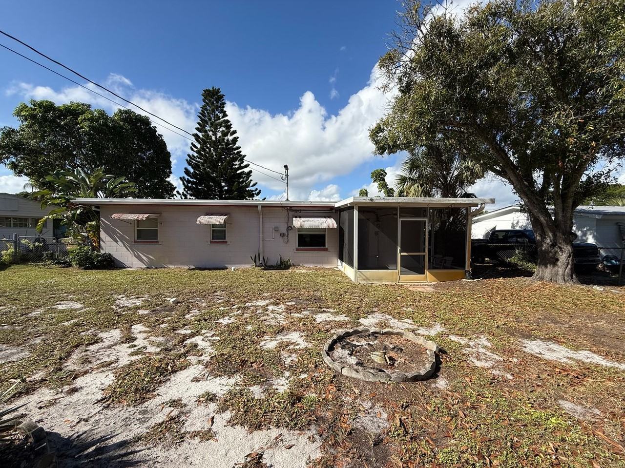 1601 Ne Maureen Ct - Photo 2 of 18