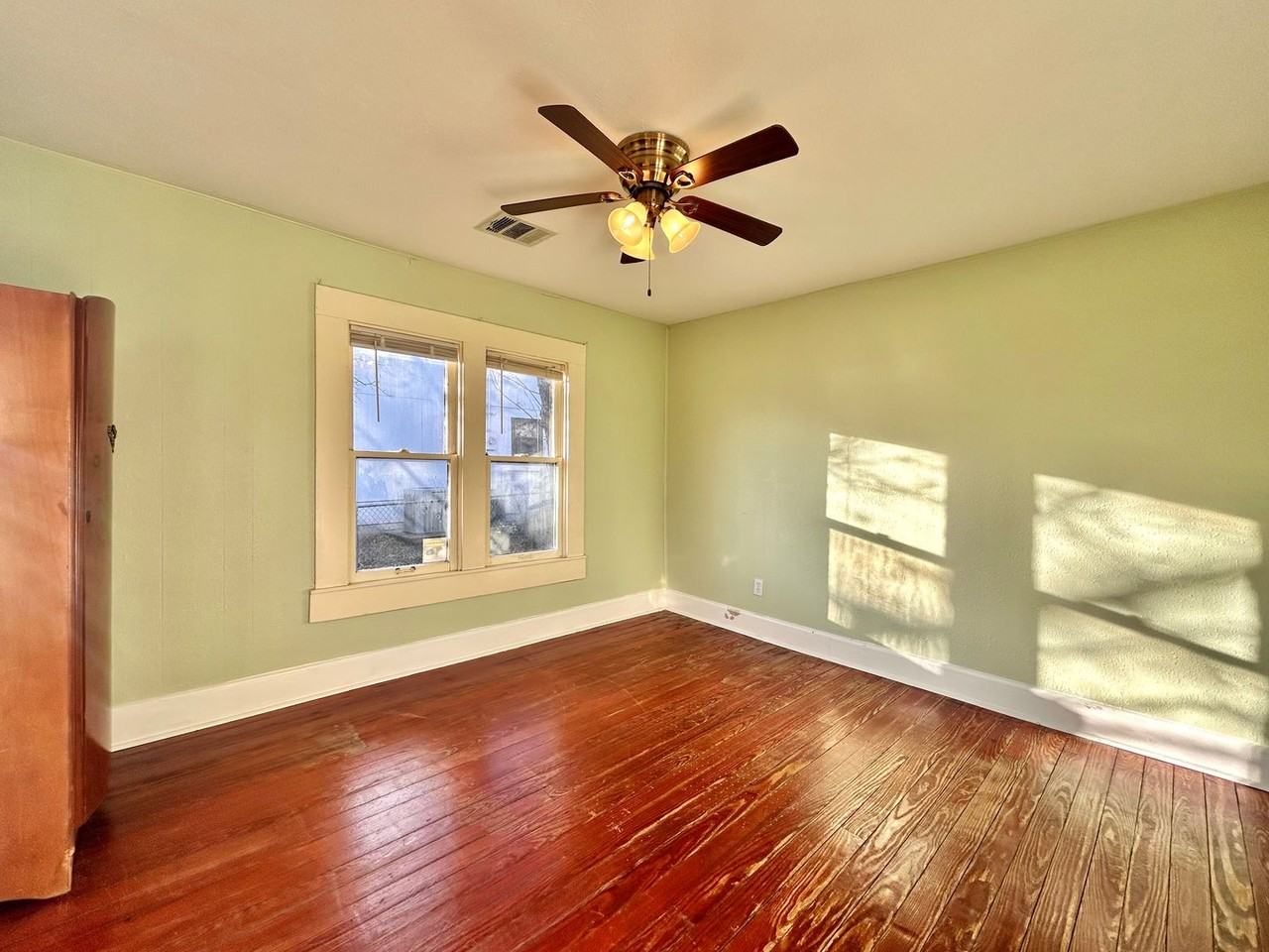 1112 W 3rd St - Photo 5 of 25