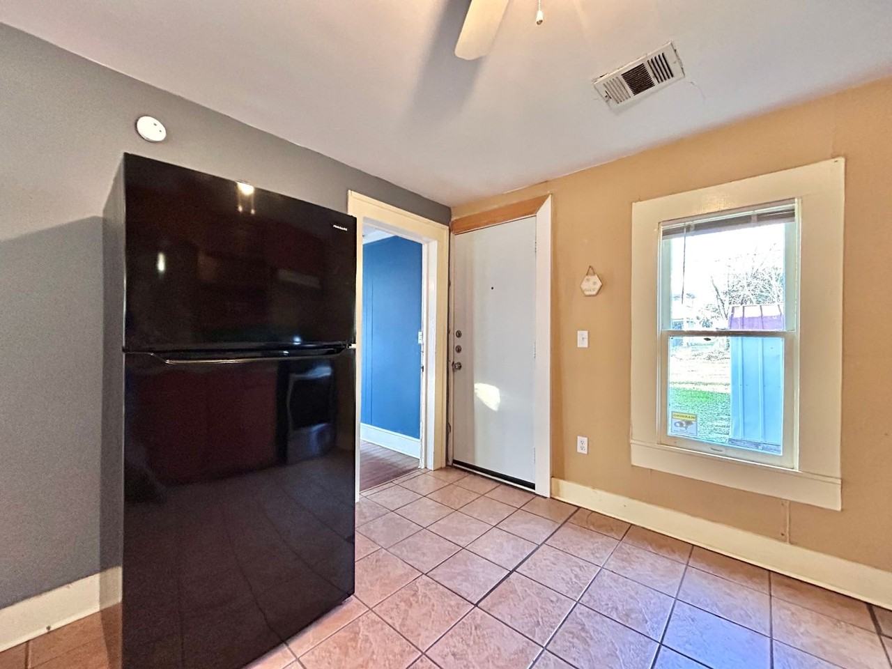 1112 W 3rd St - Photo 7 of 25