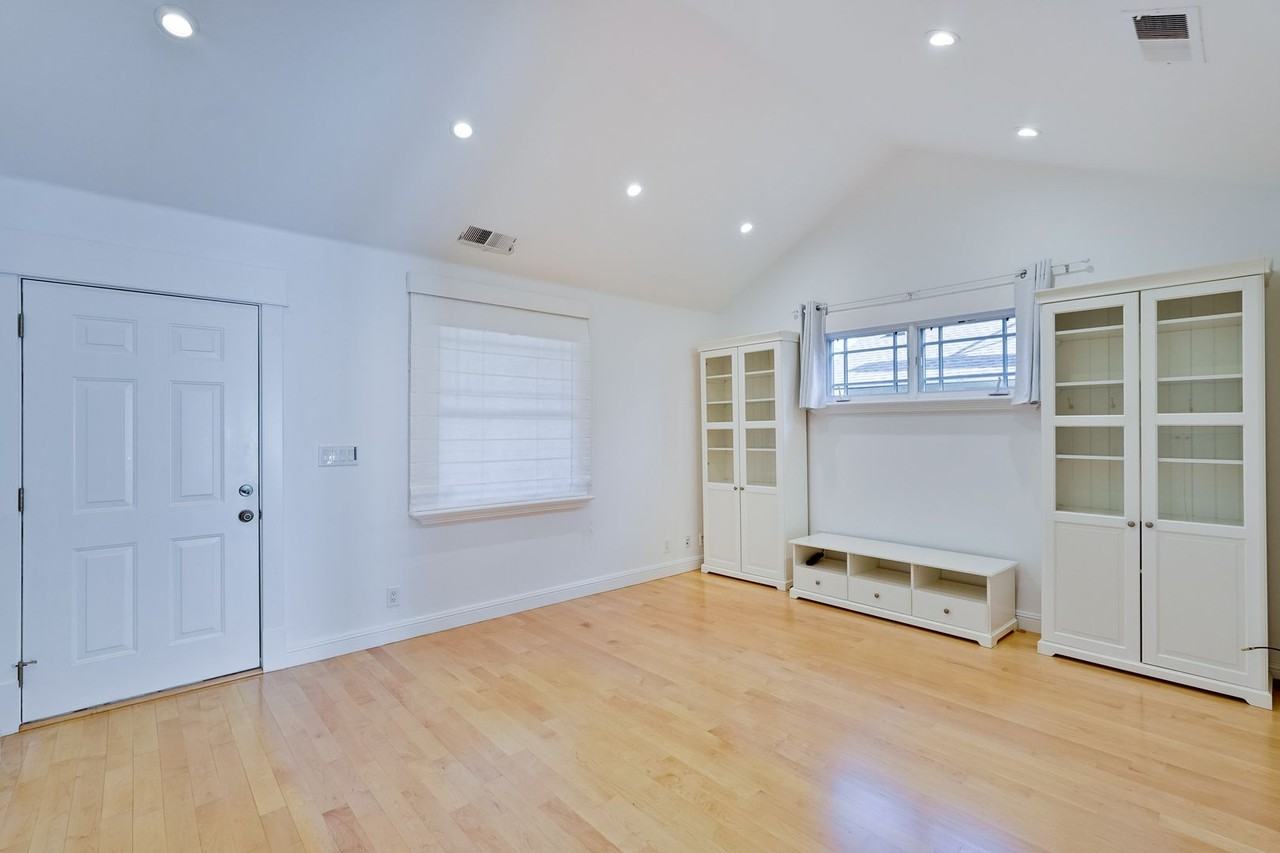 452 Lincoln Ave - Photo 4 of 33