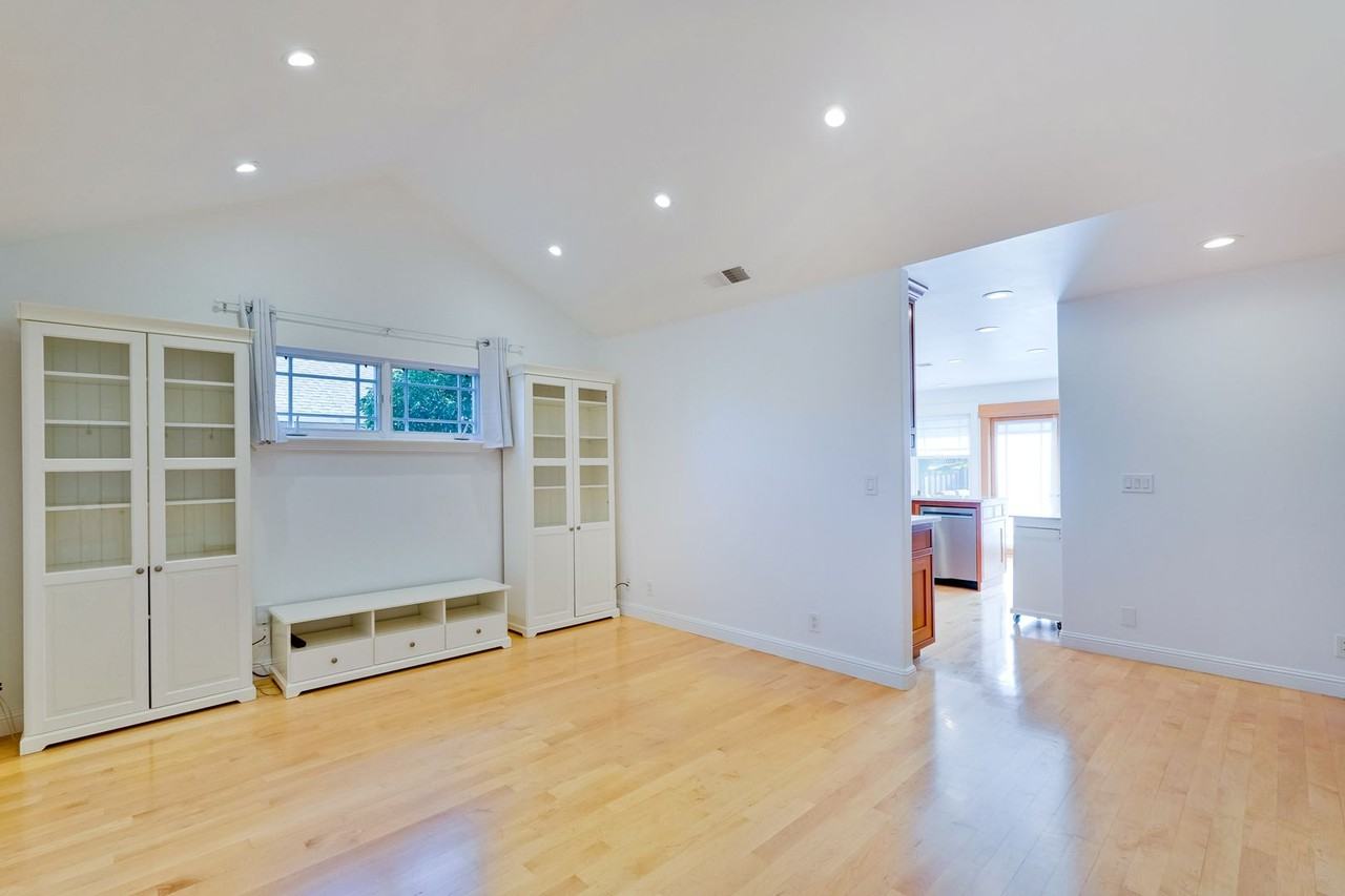 452 Lincoln Ave - Photo 5 of 33