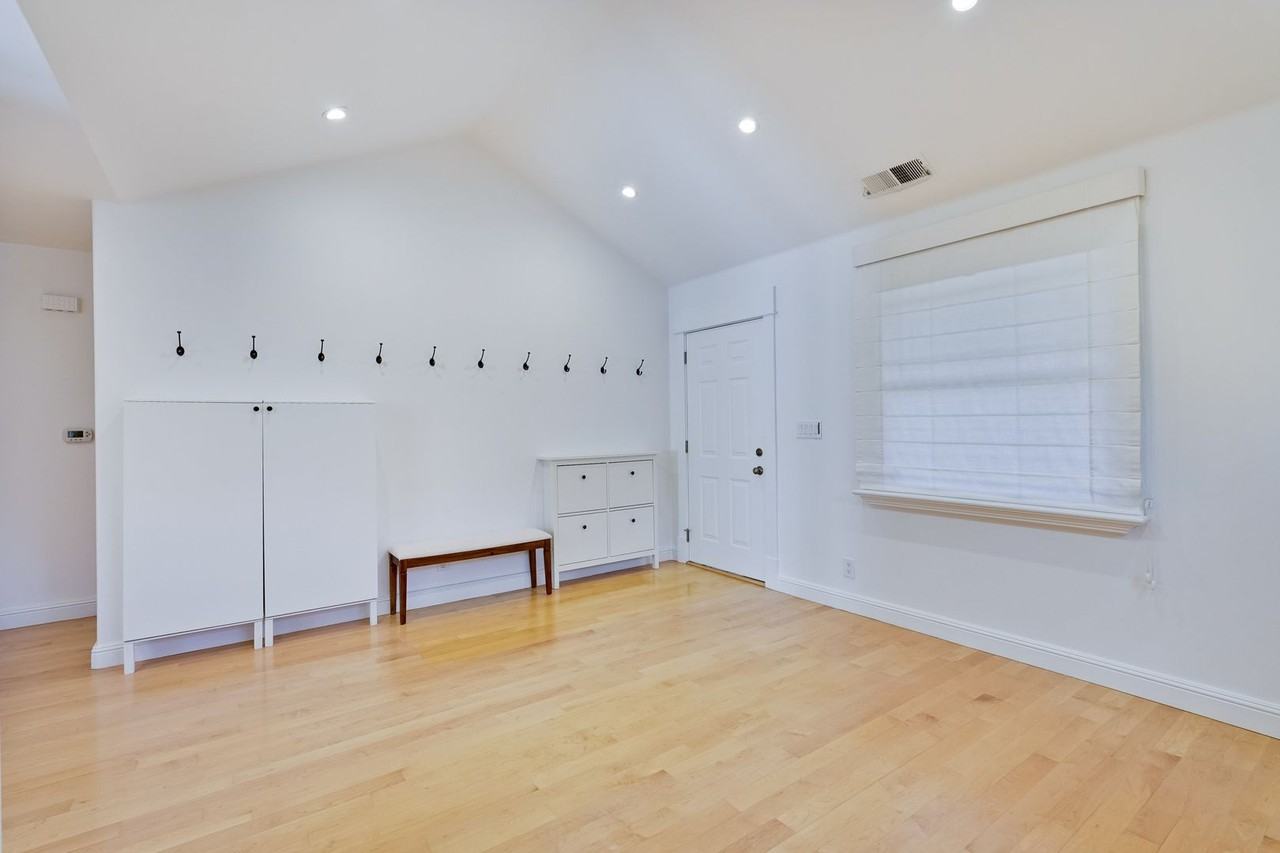 452 Lincoln Ave - Photo 7 of 33