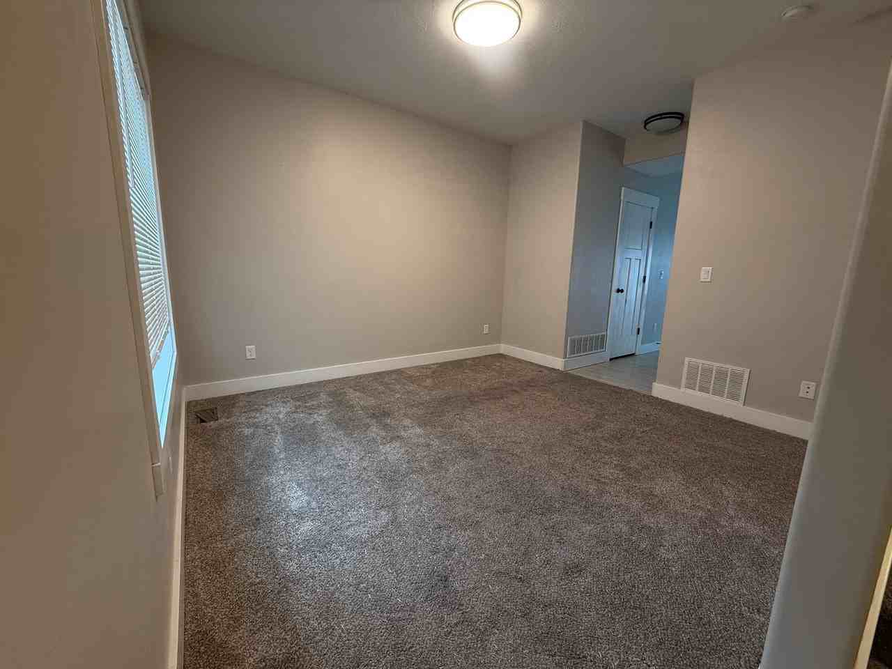 690 S Saturn Ave - Photo 2 of 14