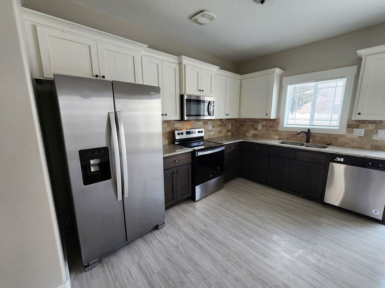 690 S Saturn Ave - Photo 4 of 14