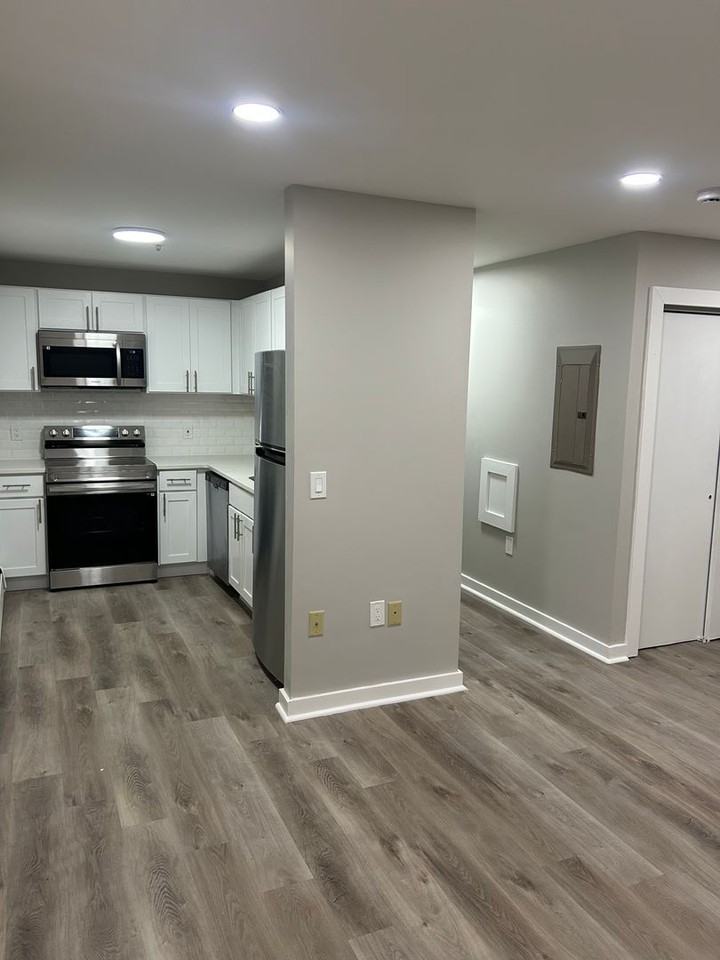 Austin Manor Apartments - Photo 3 of 32