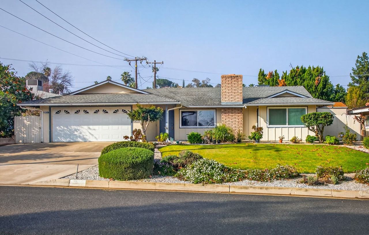 11386 Iris St - Photo 2 of 26