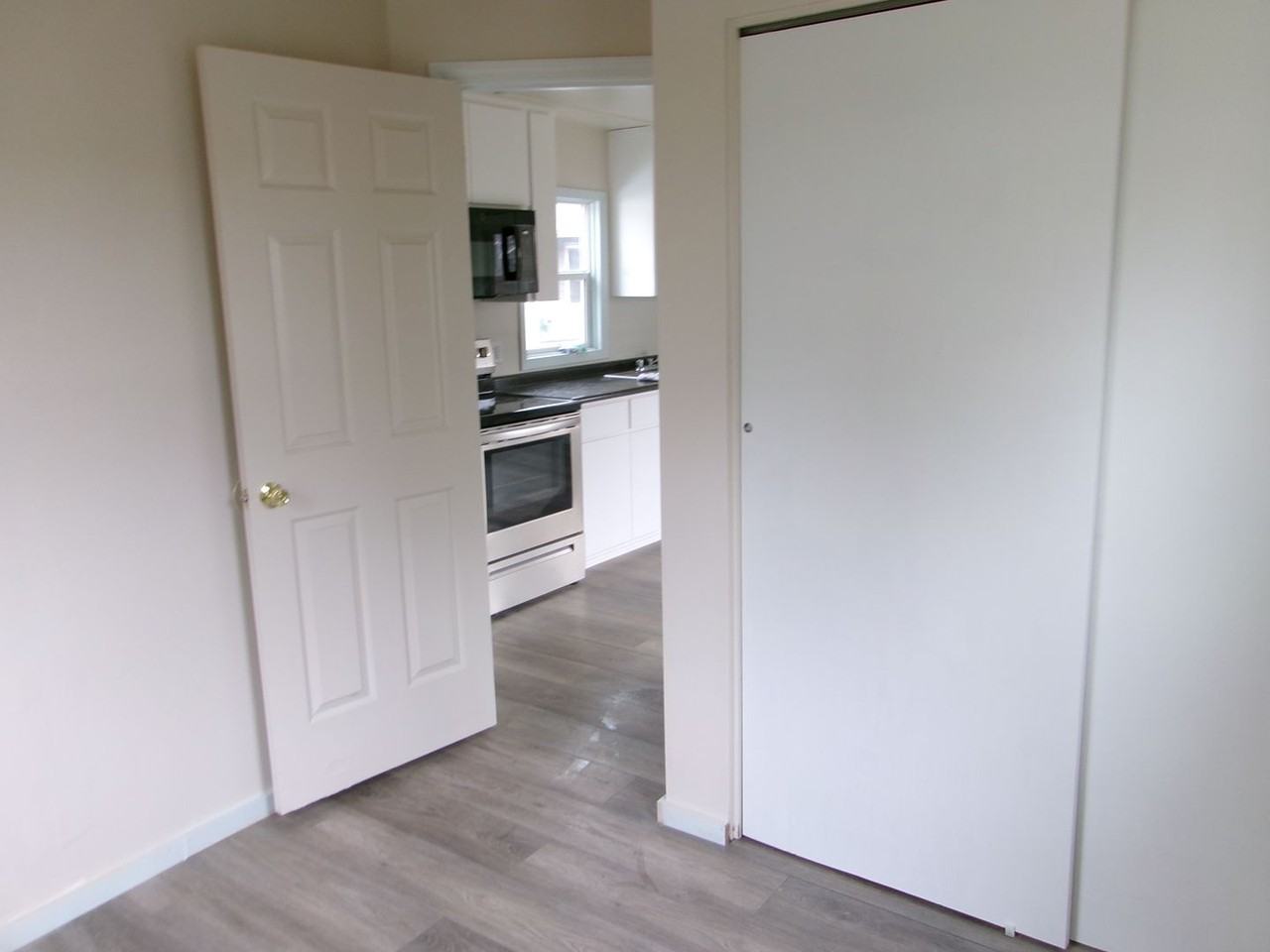 113 1/2 S C St - Photo 3 of 5