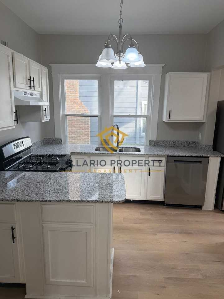 323 Lesley Ave - Photo 4 of 23