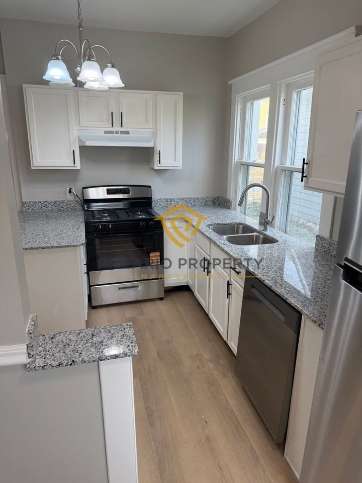 323 Lesley Ave - Photo 5 of 23