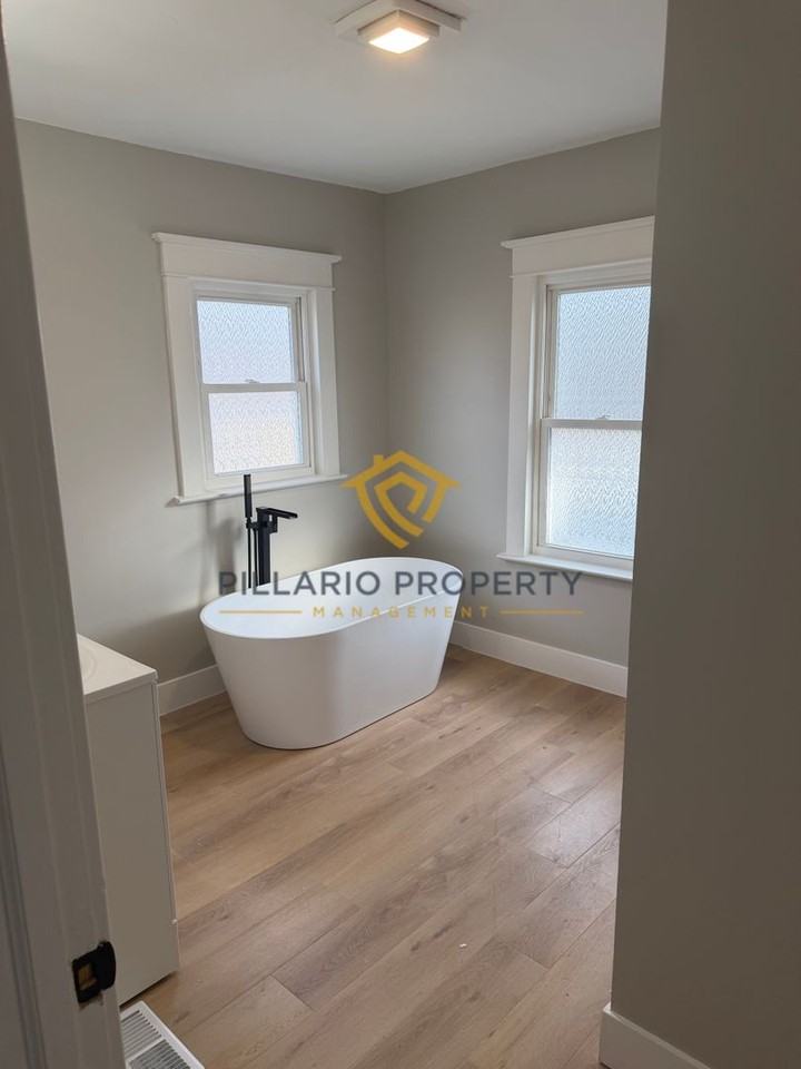 323 Lesley Ave - Photo 6 of 23