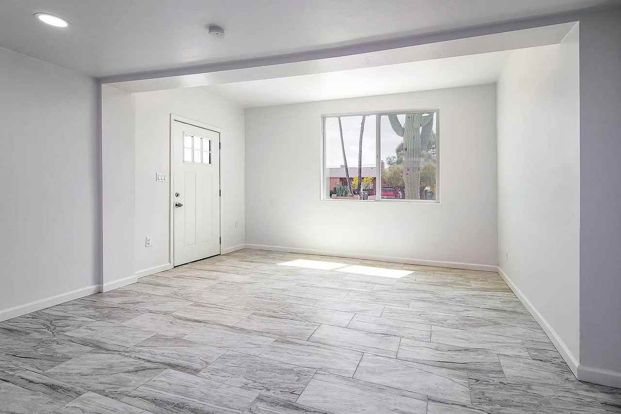 1017 E. West Circle Dr. - Photo 5 of 33