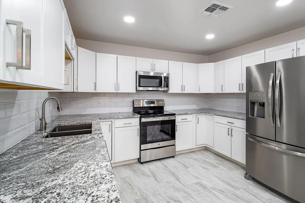 1017 E. West Circle Dr. - Photo 6 of 33