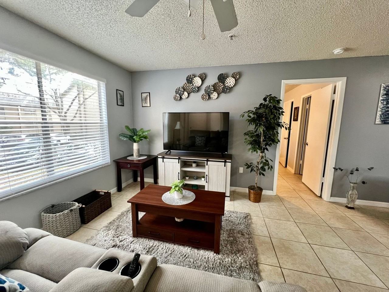 976 Leeward Pl - Photo 2 of 34