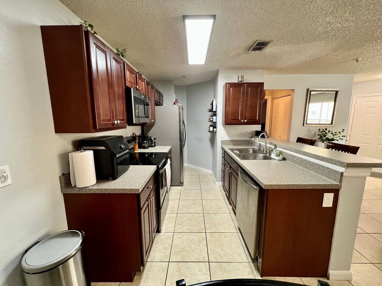 976 Leeward Pl - Photo 4 of 34