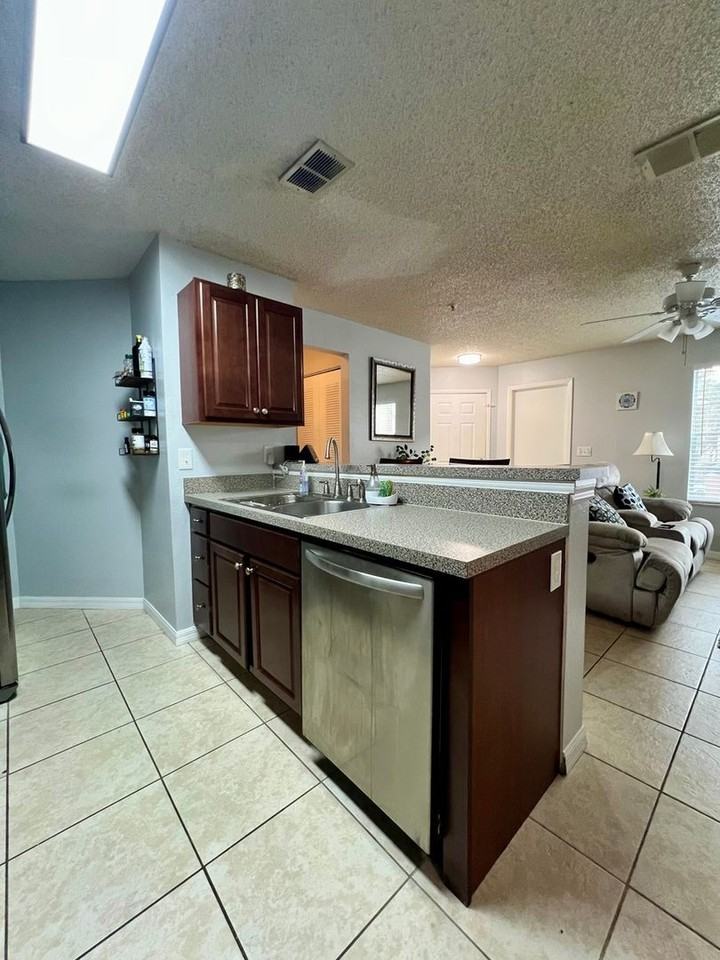 976 Leeward Pl - Photo 6 of 34