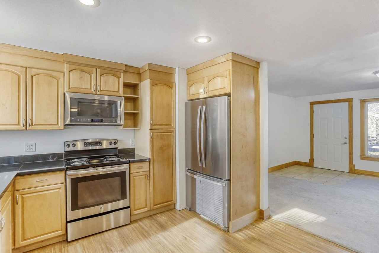 1043 5th St - Photo 3 of 17