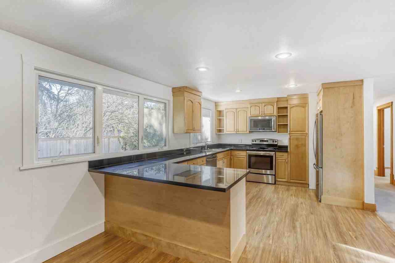 1043 5th St - Photo 4 of 17