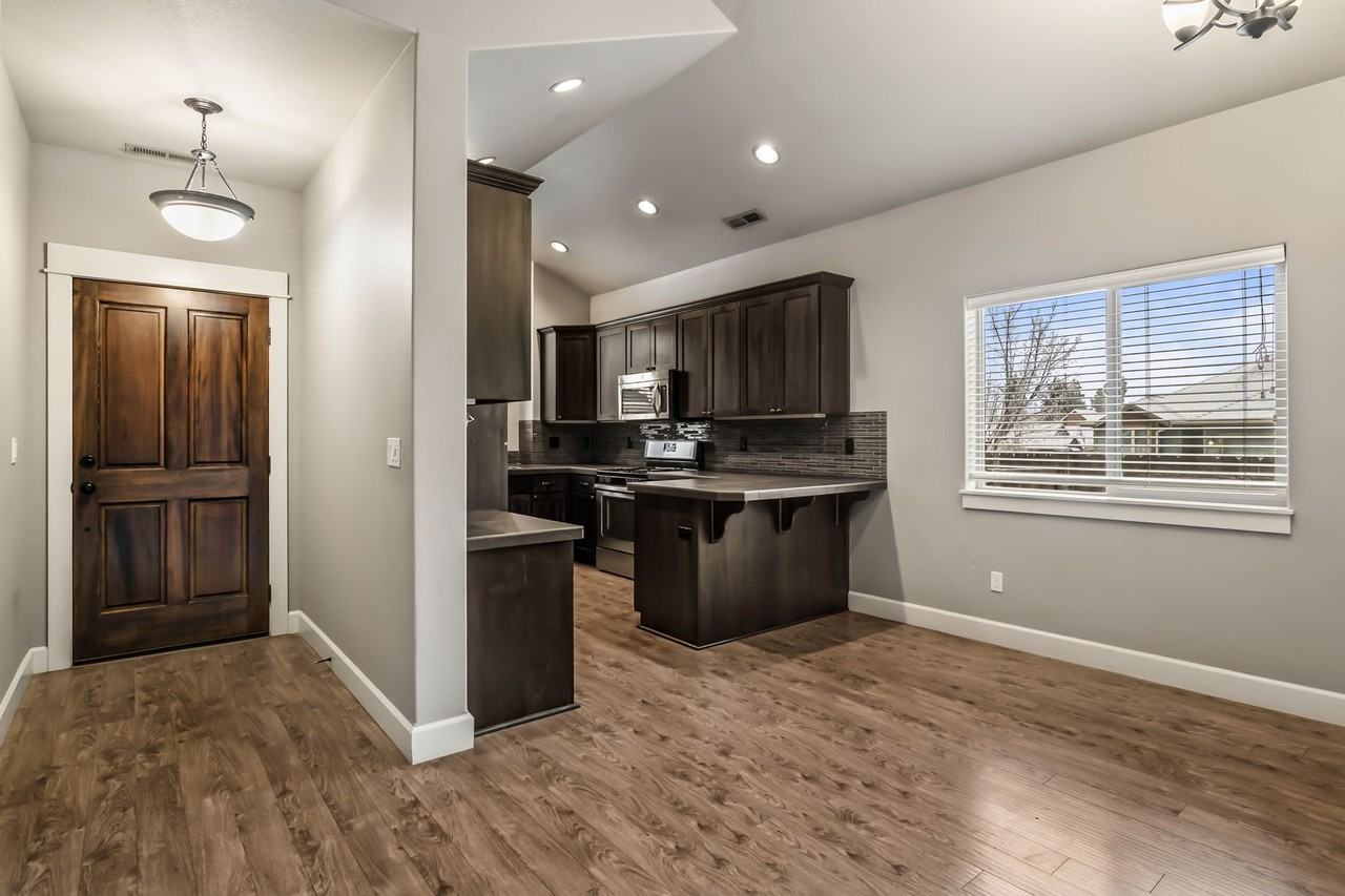 61205 Geary Dr - Photo 2 of 20