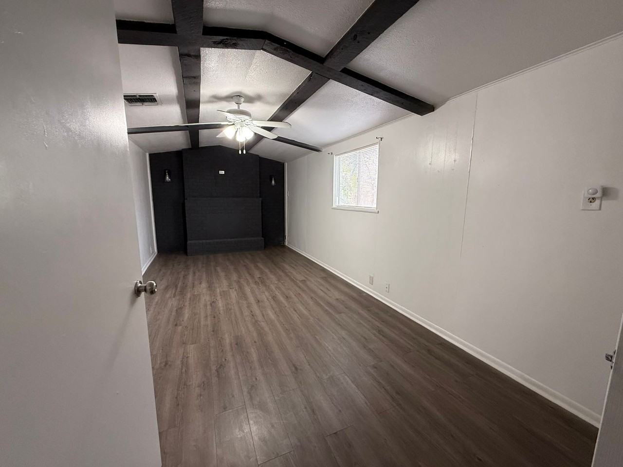 2931 Jasper St - Photo 2 of 10