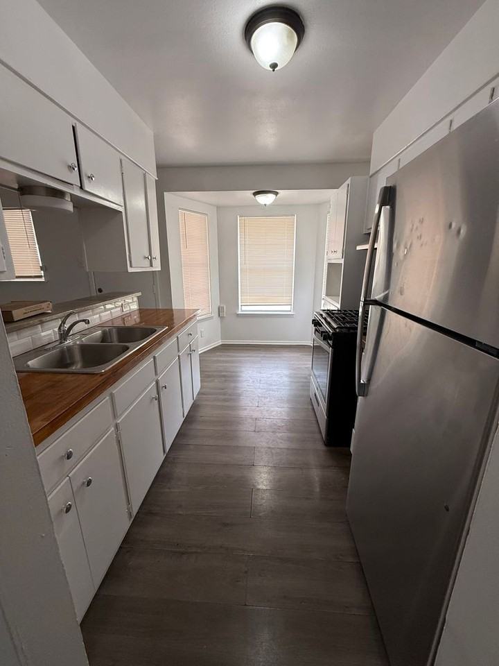 2931 Jasper St - Photo 4 of 10