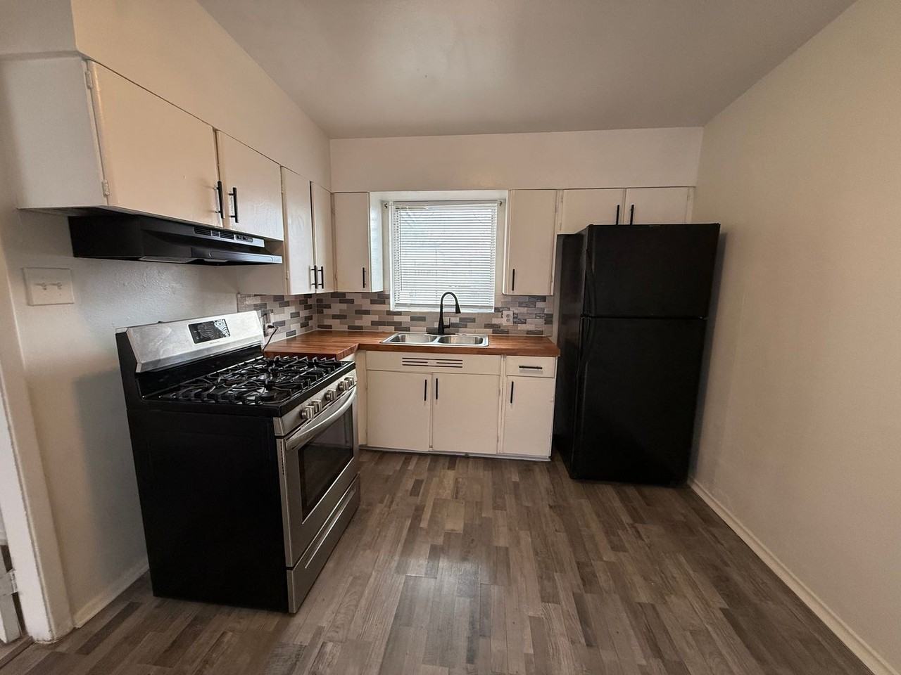 402 Surrels Ave - Photo 3 of 10