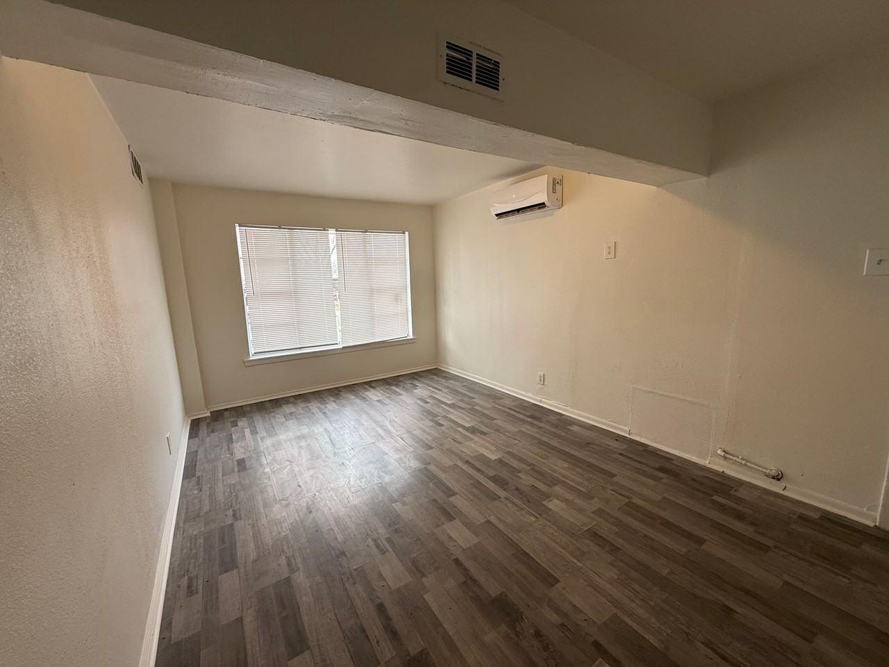 402 Surrels Ave - Photo 4 of 10