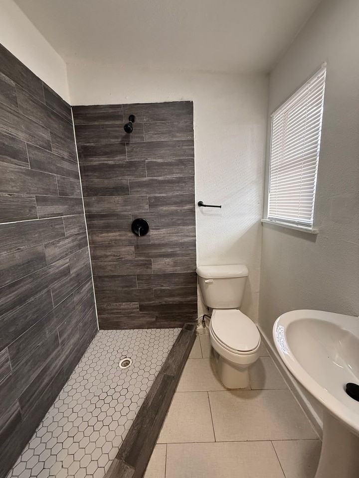 402 Surrels Ave - Photo 5 of 10