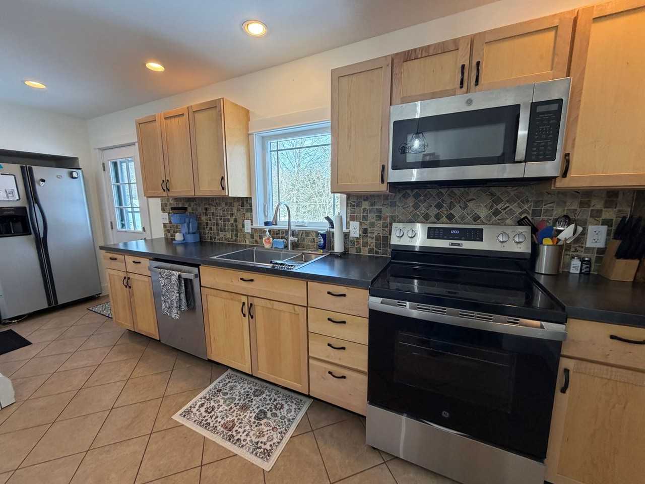 155 Eastview Dr - Photo 4 of 24