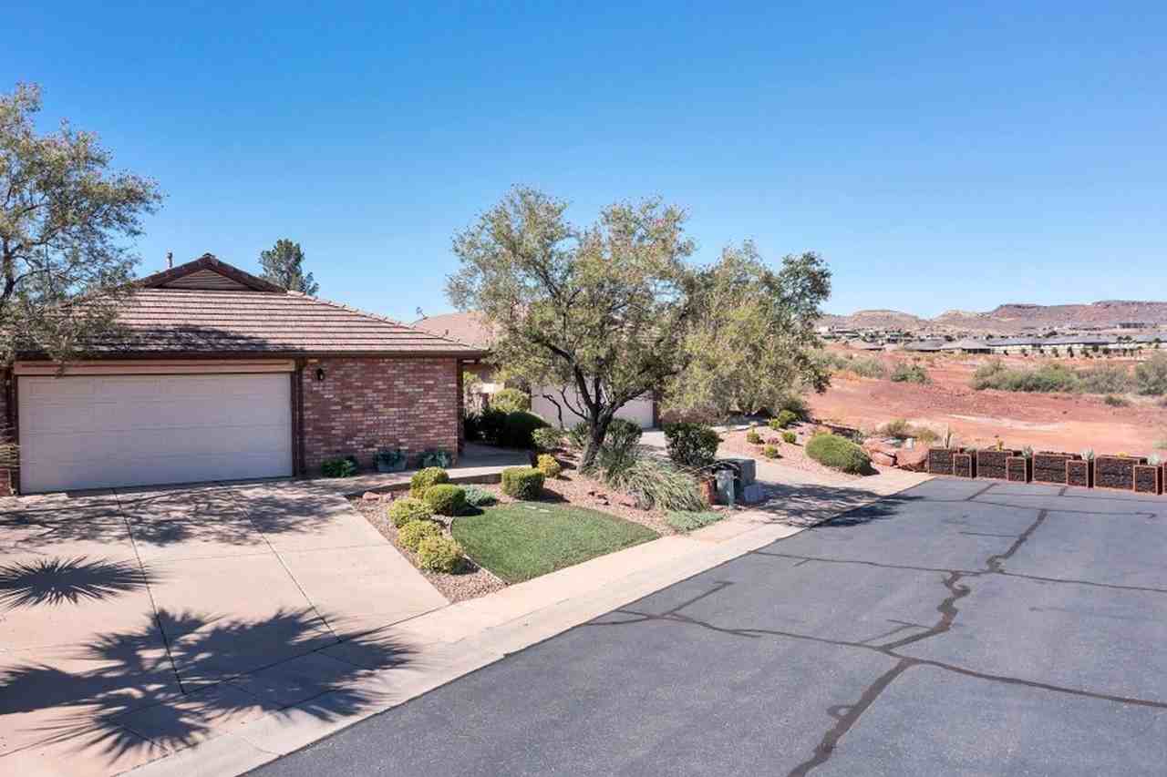 767 Uxbridge Dr - Photo 3 of 50