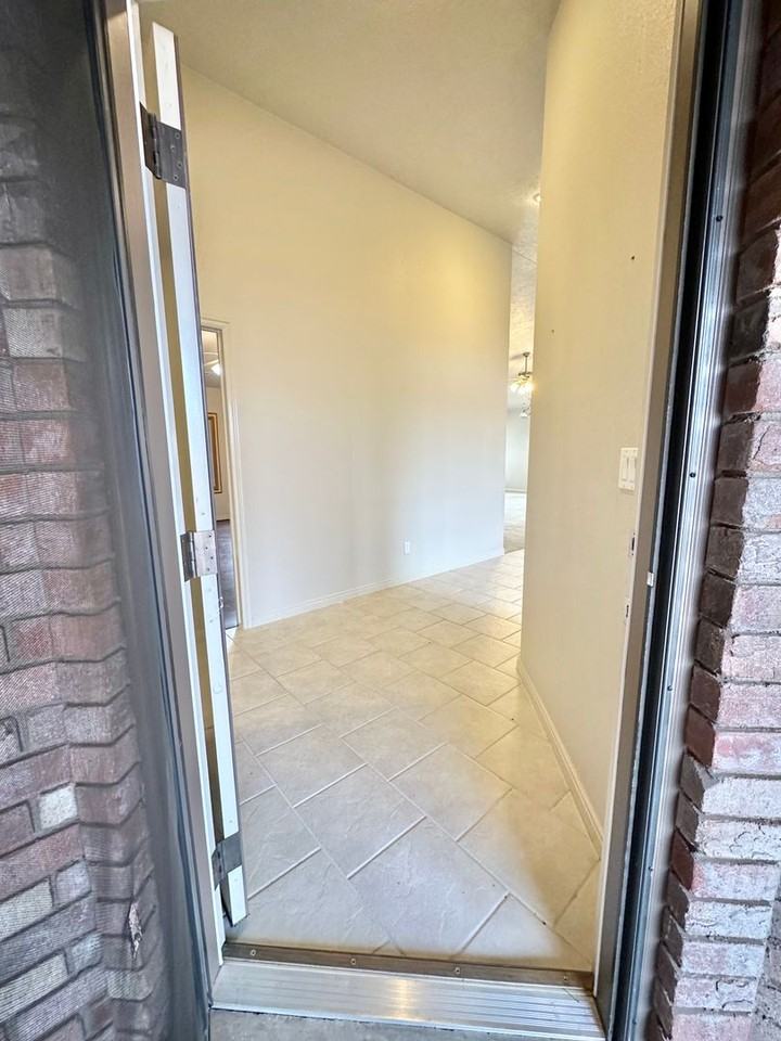 767 Uxbridge Dr - Photo 6 of 50