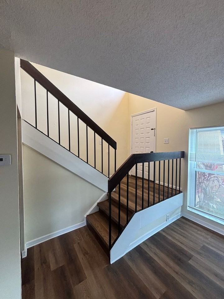 549 Hunter Cir - Photo 3 of 21