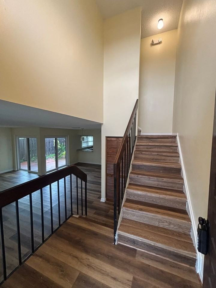 549 Hunter Cir - Photo 4 of 21