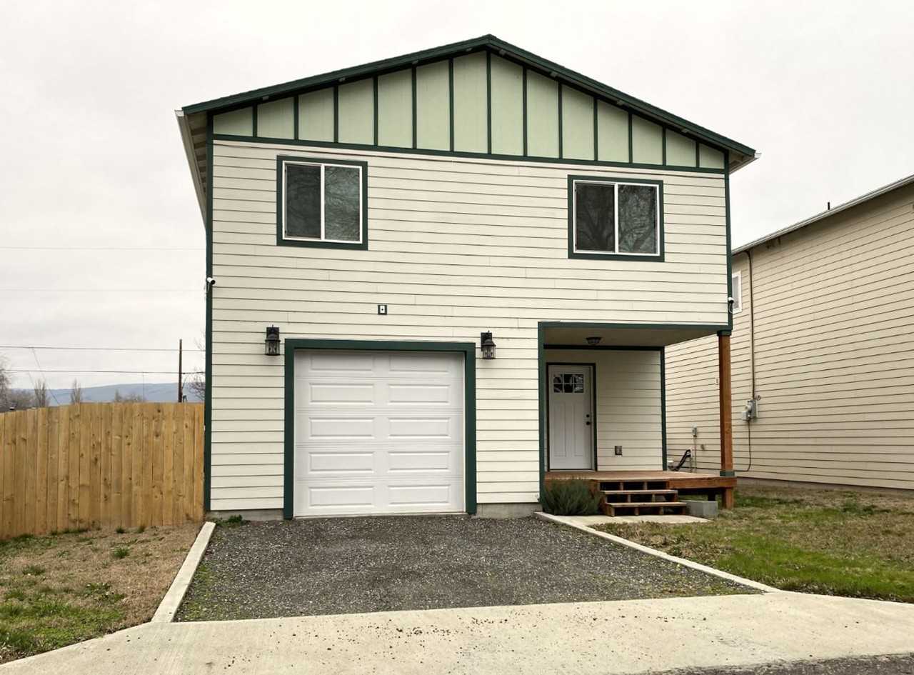 911 Poplar Dr - Photo 2 of 30