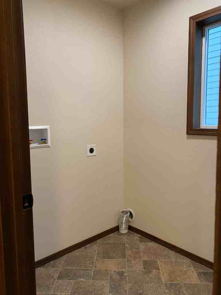 911 Poplar Dr - Photo 4 of 30