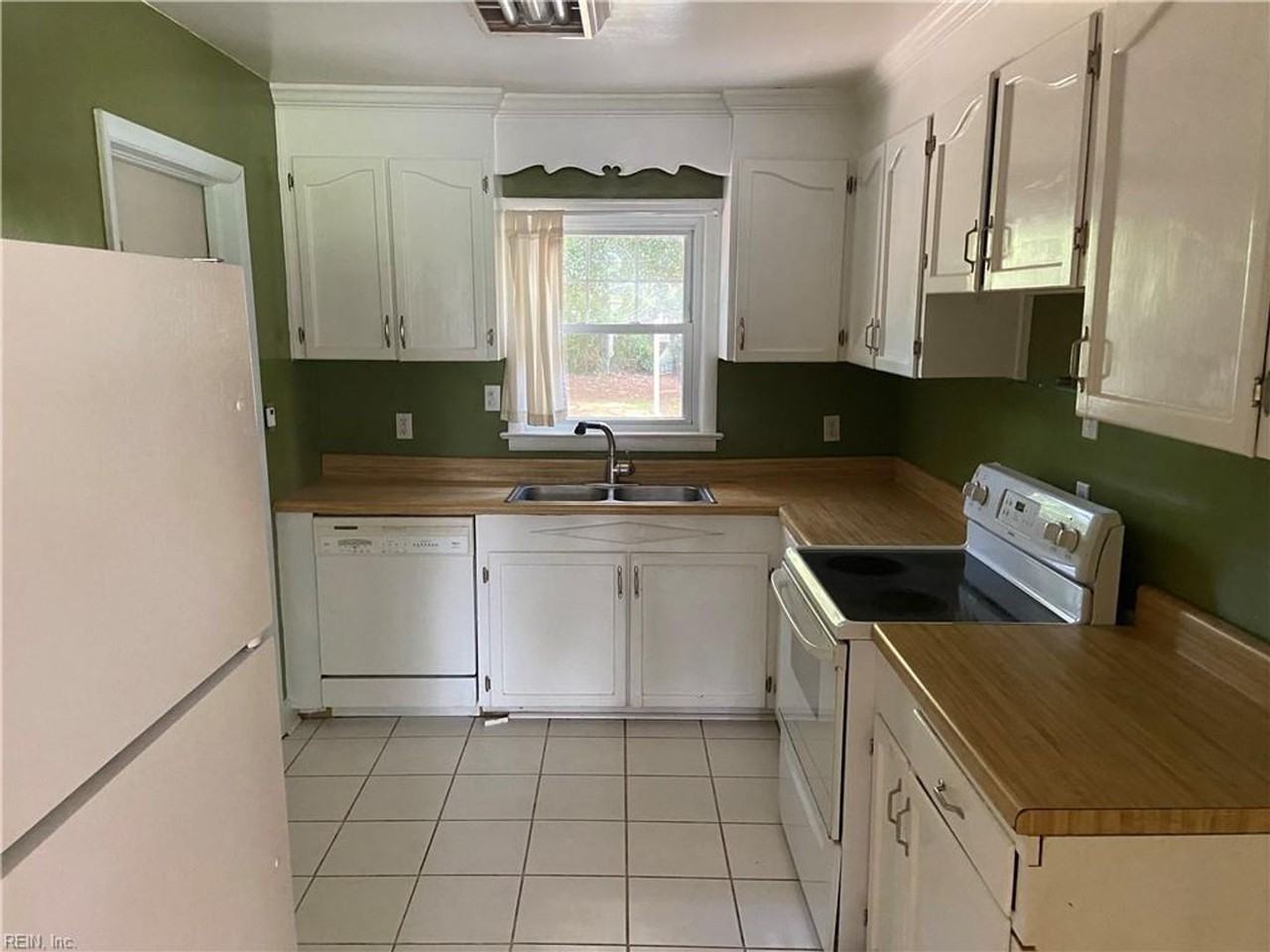 2950 N Lynnhaven Rd - Photo 2 of 15