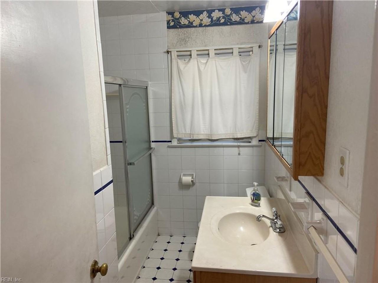 2950 N Lynnhaven Rd - Photo 3 of 15