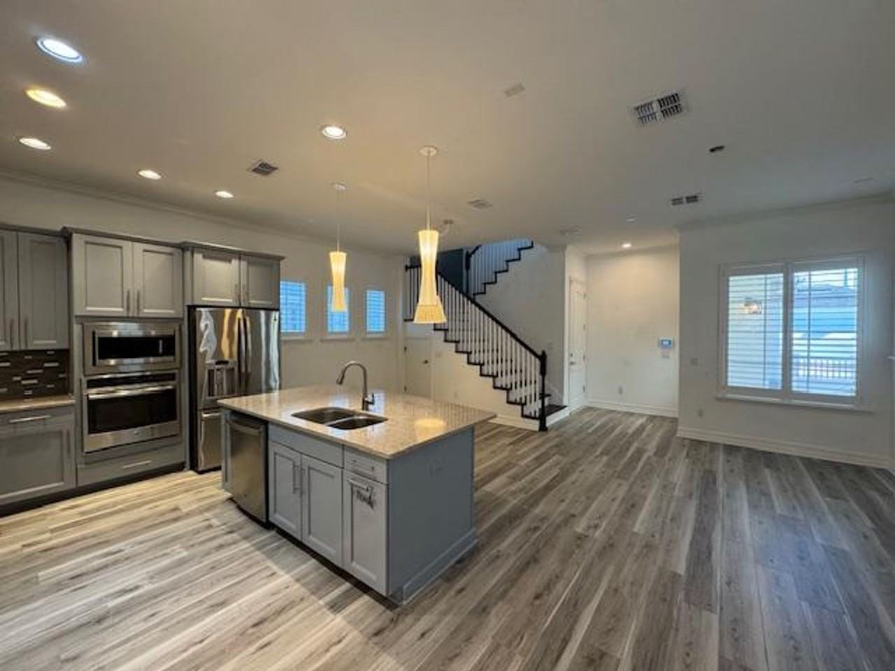 1515 Resolute St - Photo 3 of 36