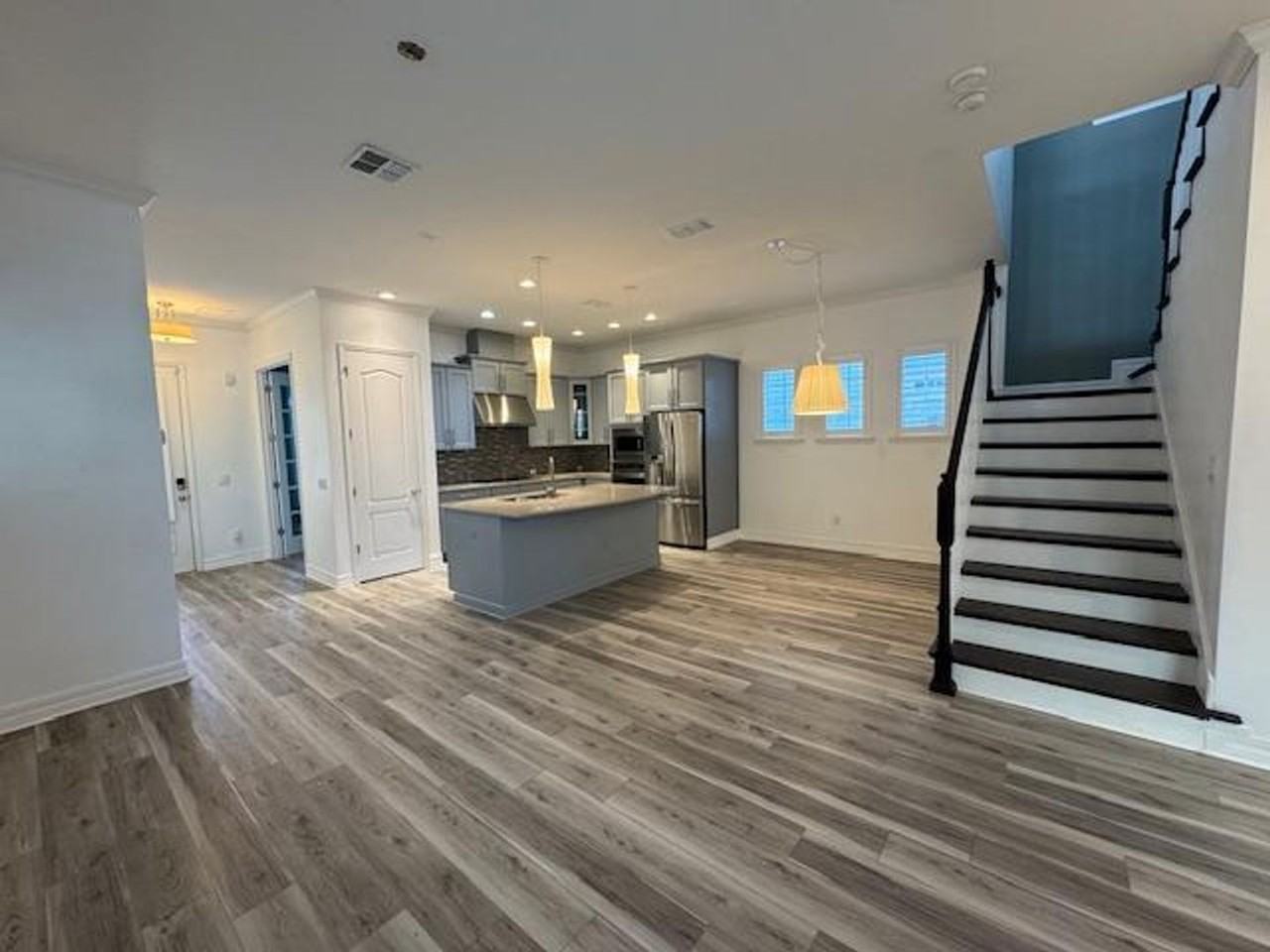 1515 Resolute St - Photo 4 of 36