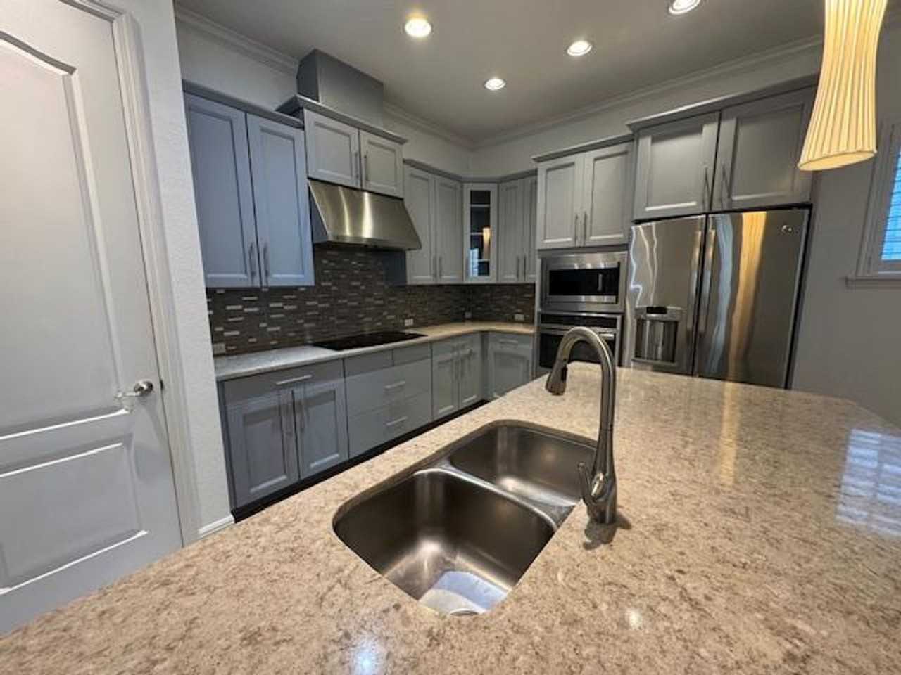 1515 Resolute St - Photo 5 of 36