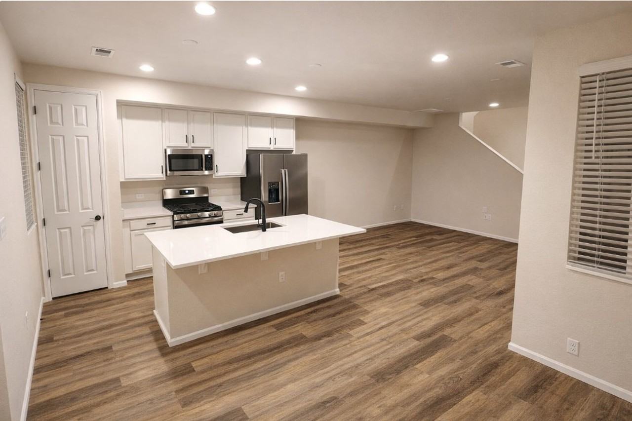 24364 E 42nd Ave - Photo 2 of 11