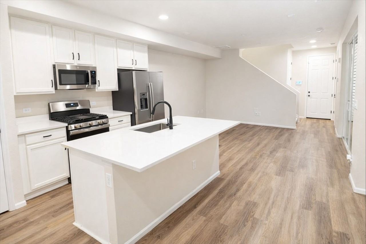 24364 E 42nd Ave - Photo 3 of 11