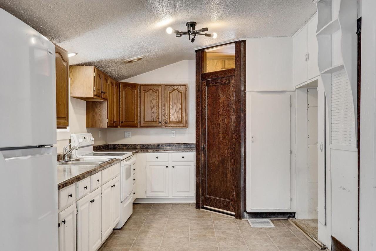 938 Hood St - Photo 5 of 13